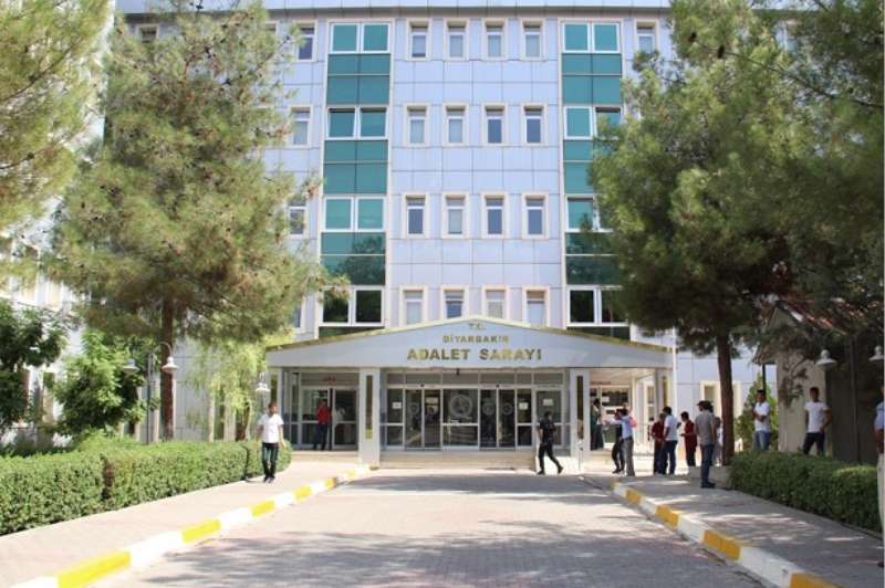 Diyarbakır'da adliye binası önündeki silahlı kavgayla ilgili 4 kişi tutuklandı